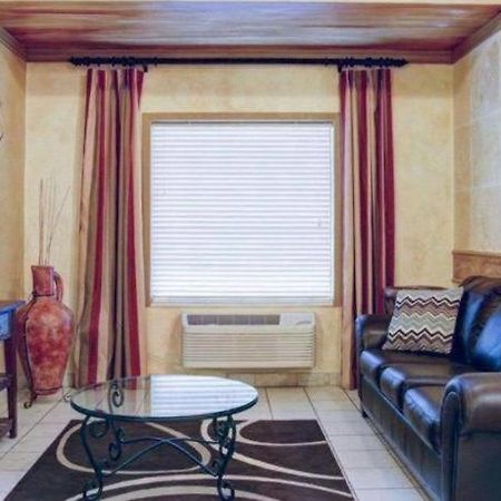 Quality Inn & Suites Airport Austin Buitenkant foto