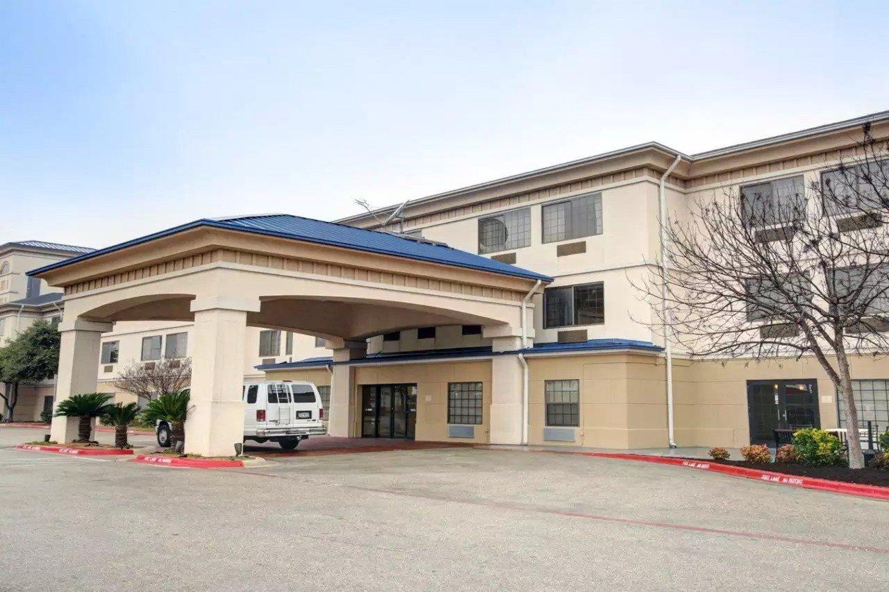 Quality Inn & Suites Airport Austin Buitenkant foto
